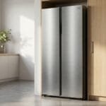 Geladeira Midea MD-RS598FGA side by side inox em cozinha moderna com portas fechadas
