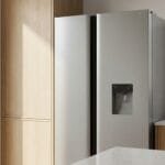 Geladeira Philco PRF504ID side by side cinza em cozinha moderna com dispenser visível