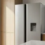 Geladeira Philco PRF504ID side by side cinza em cozinha moderna com dispenser visível
