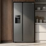 Geladeira Philco PRF613ID side by side inox em cozinha moderna ao lado do armário