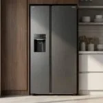 Geladeira Philco PRF613ID side by side inox em cozinha moderna ao lado do armário