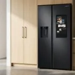 Geladeira Samsung Family Hub RS58T5561B1 em cozinha moderna com portas fechadas e dispenser visível