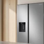 Geladeira Samsung RS60T Side by Side inox look em cozinha moderna com dispensadores visíveis