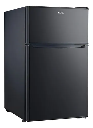 Frigobar EOS EFB140D preto duplex 88L com freezer superior em cozinha moderna
