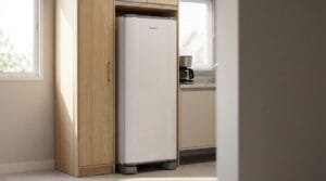 Geladeira Esmaltec ROC31PRO em cozinha compacta moderna