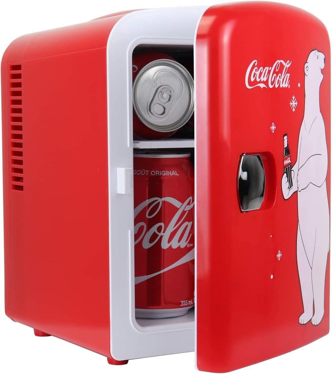 Mini geladeira vermelha Koolatron KWC4 com logo Coca-Cola e latas de refrigerante ao redor